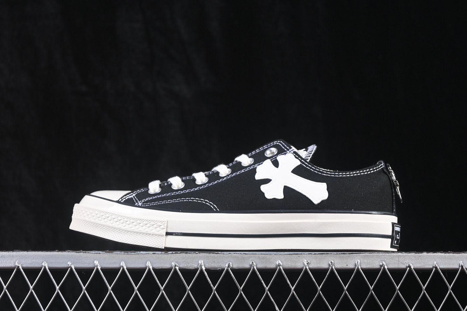i1783094865699_5149_0_1 Converse Chuck 70 Cross Motif Low – Image 1