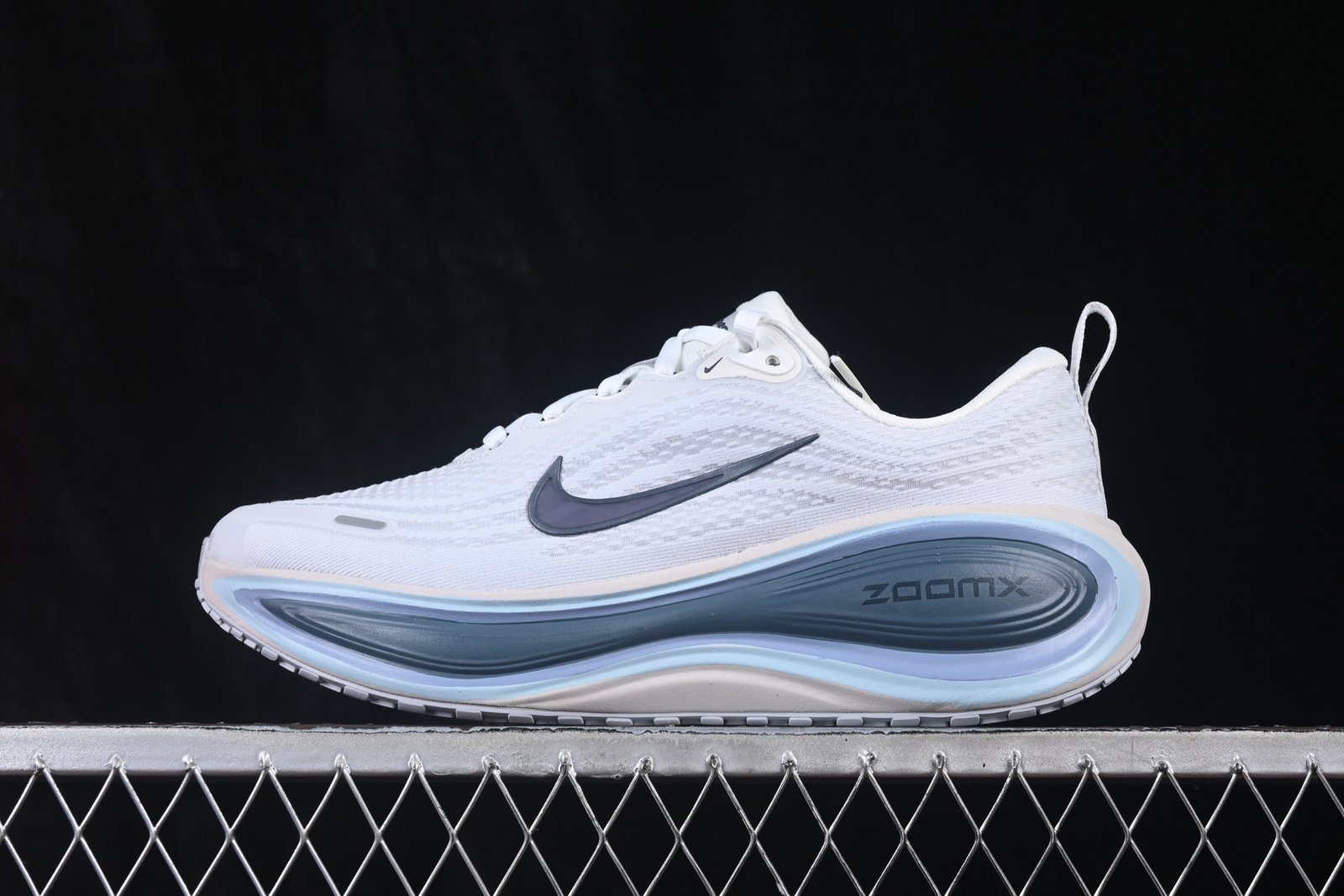 source-full-i1786548977915_7496_0_1 Nike Vomero Plus - Image 1