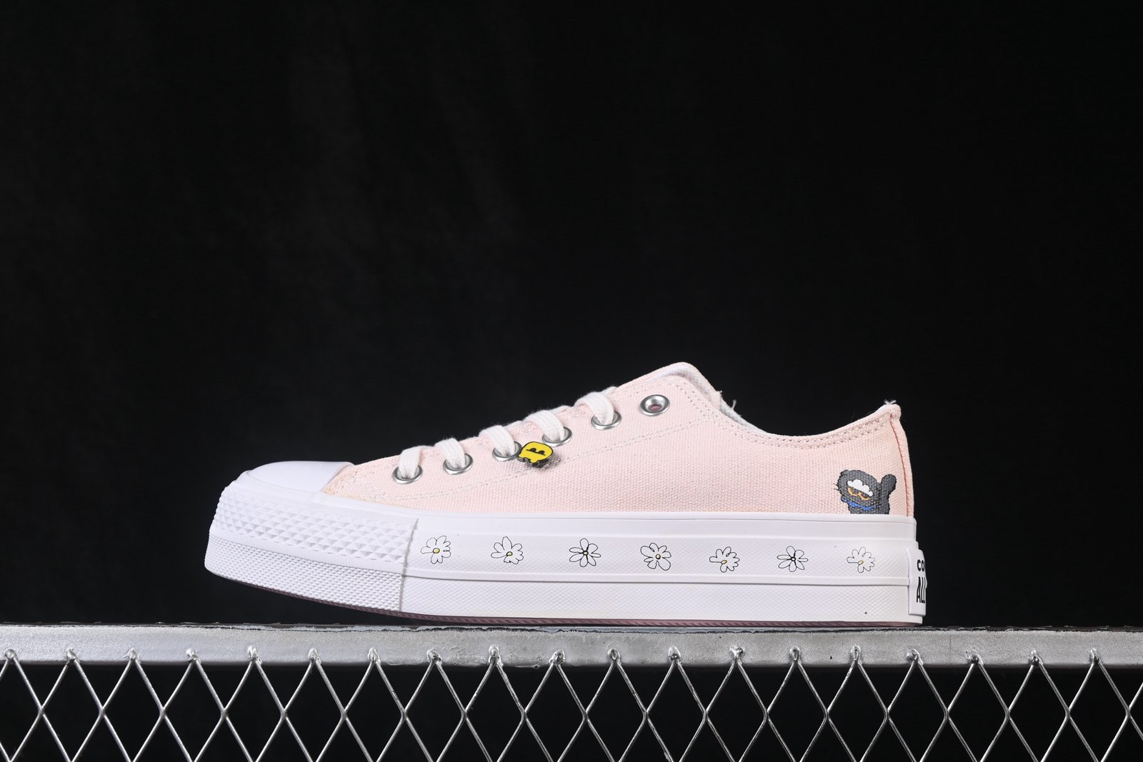 source-full-i1791213880561_4782_0_1 Converse x ZO&FRIENDS Chuck Taylor All Star Lift Low Top - الصورة 1